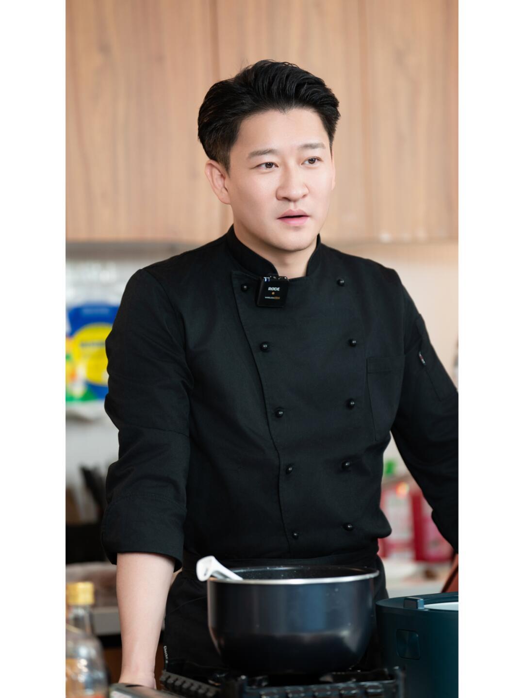 曹云金最近一周两次上热搜：先塌房、后开店，反差拉满。一、5月7日：酒后失态