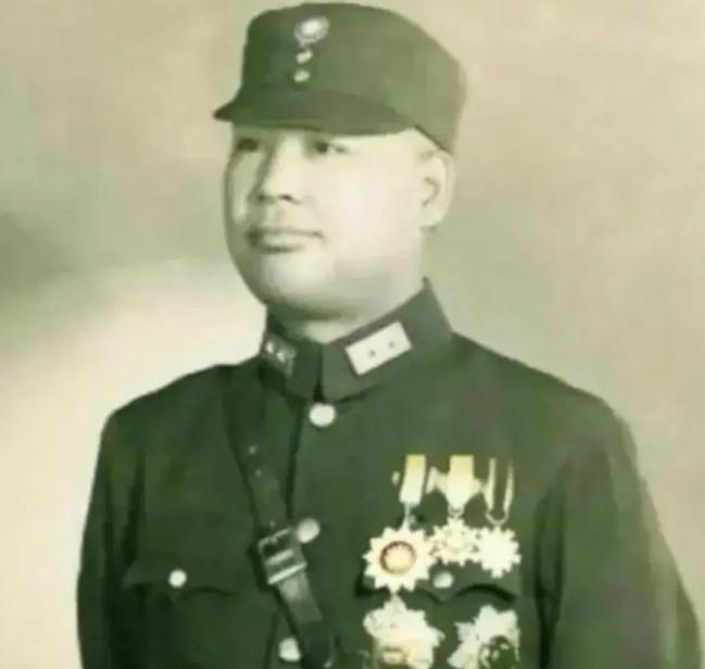 1975年4月，蒋介石病死，在香港的关麟征非常悲痛，带着妻子去吊唁。一下飞机，黄