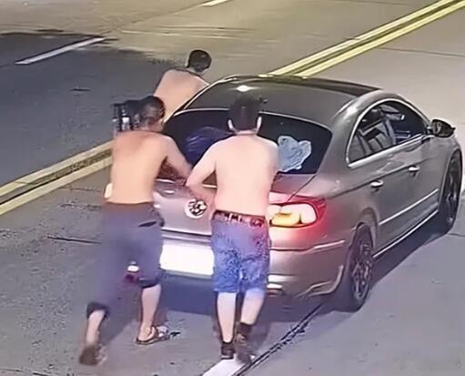 三位老哥也是挺有意思的，500米的距离，好像确实不值得叫代驾了，但是纯人力推行5