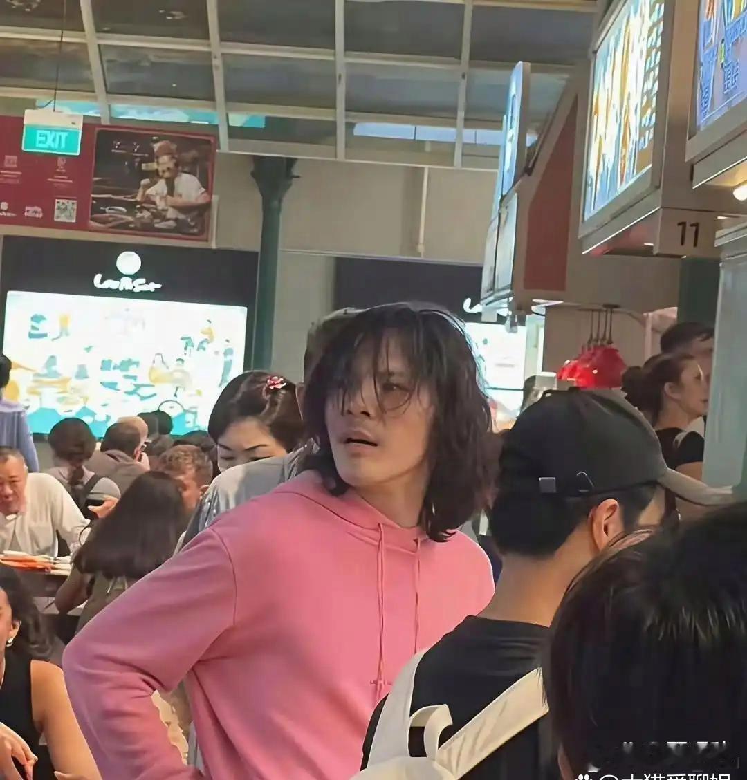 郭﻿‏碧婷跟‍向佐一家人在新加坡‌度假，向佐穿着‏‌一‏⁠身粉‎⁠‎，比郭碧婷还﻿‎嫩‌⁠‏，‏﻿全