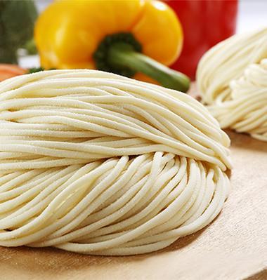 高血压要少吃面条？医生提醒：除了面条，这几种食物才真正要少吃。很多人困惑：明