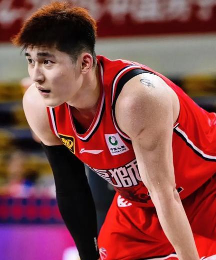 最新一期男篮国家队名单里，有一名球员的名字被悄悄撤下。先看他的联赛数据，你就知