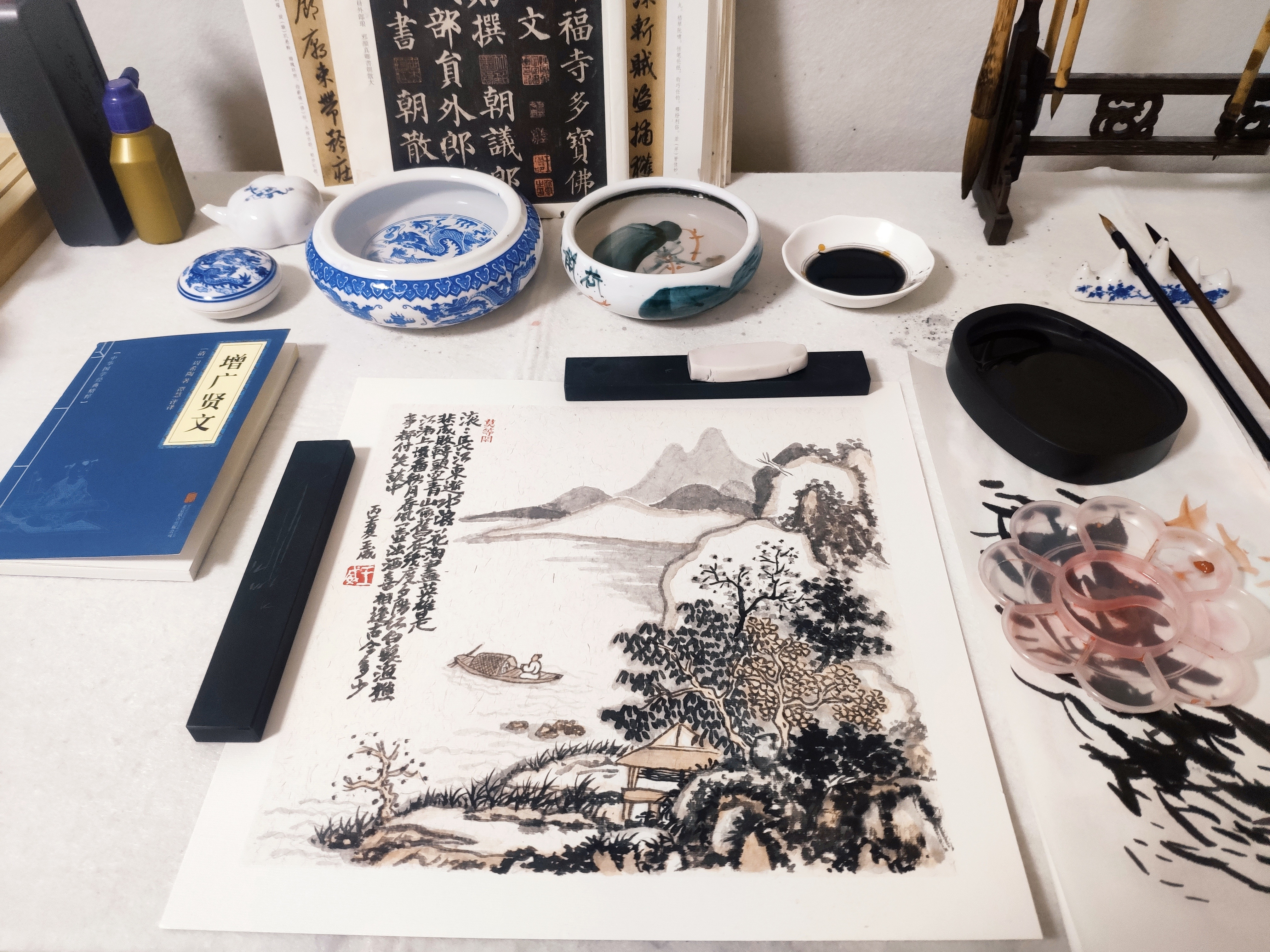 每当焦燥时，画幅画就会平复，用笔调息间就把情绪抵消释放了，就能让自己理智平静下来