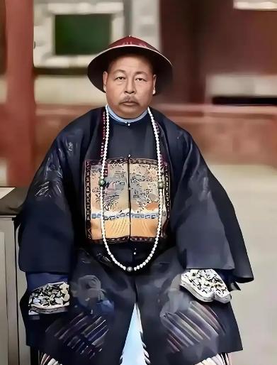 左宗棠倒插门进了周家，连生三个女儿后，妻子劝他纳妾，左宗棠死活不肯，岳母说：“要