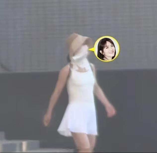 谢娜张杰一家五口出门游玩，张杰抱着小女儿，7岁双胞胎女儿个头都快赶上妈妈了，四个