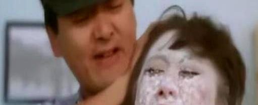 周润发一脚把她踹进玻璃渣里，杀青宴上又把吃剩的蛋糕整个糊她一脸。全场哄堂大笑。