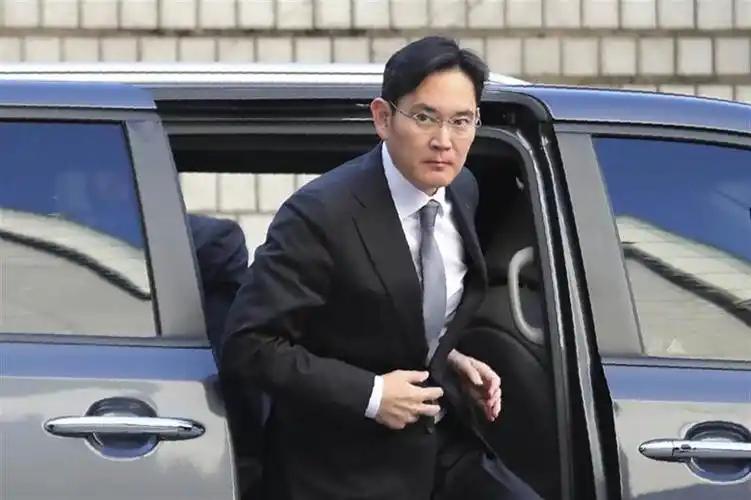 三星嫡长子李在容，被称为韩国最强败家子。他用实力证明投胎技术满分，经商天赋却近