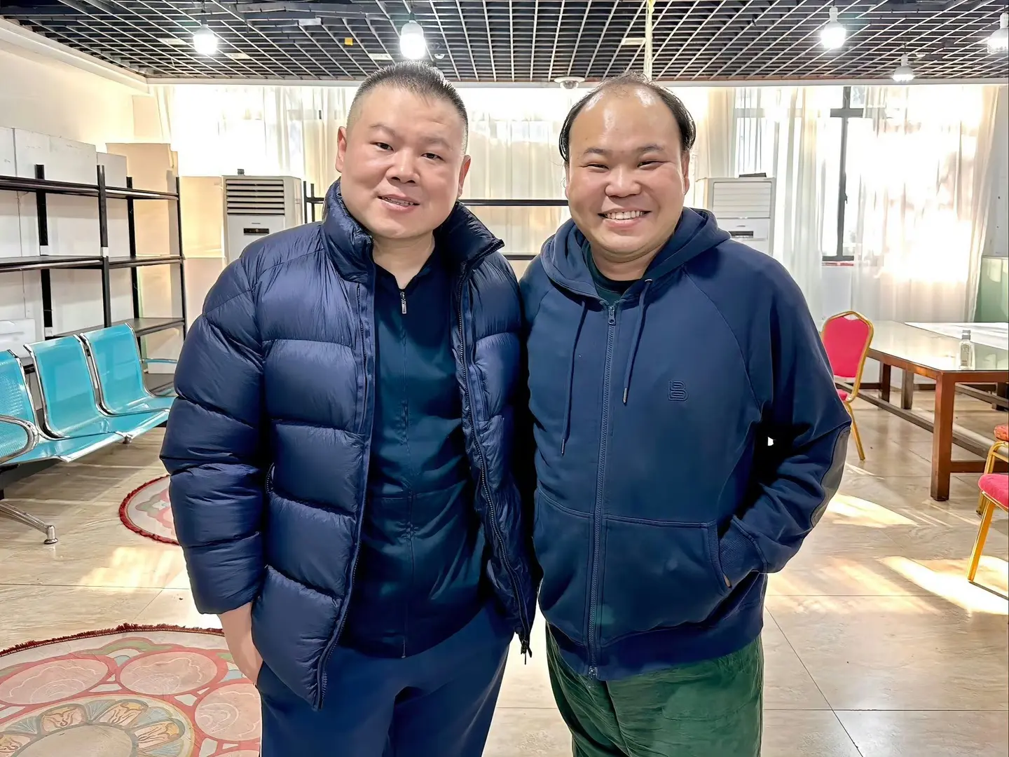 岳云鹏的长相太亲民了，谁和他合影都没压力