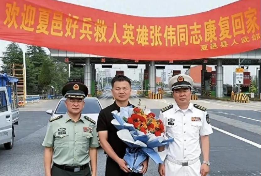 请不要打扰英雄！2025年6月6日，连救5人的河南籍现役军人张伟火到了国际！不少
