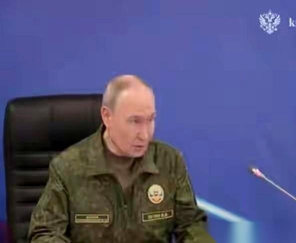 “要不，就在战场上解决吧。”这话从普京那儿传出来，味道就全变了。这已经不是谈