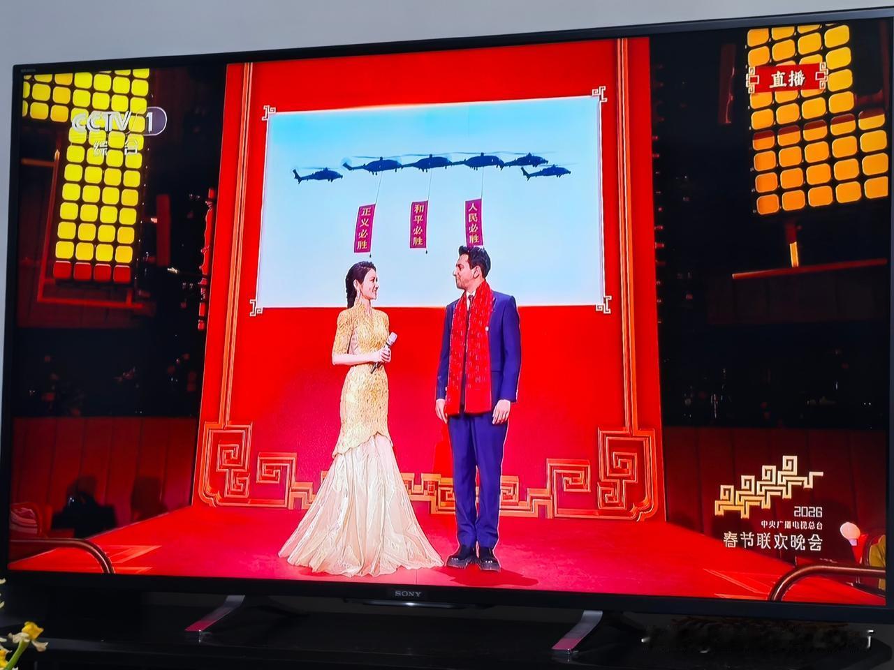 [呲牙笑]“直-8宽”（直-8L）又出来了啊～“直-8宽”不但加宽了机舱，而且