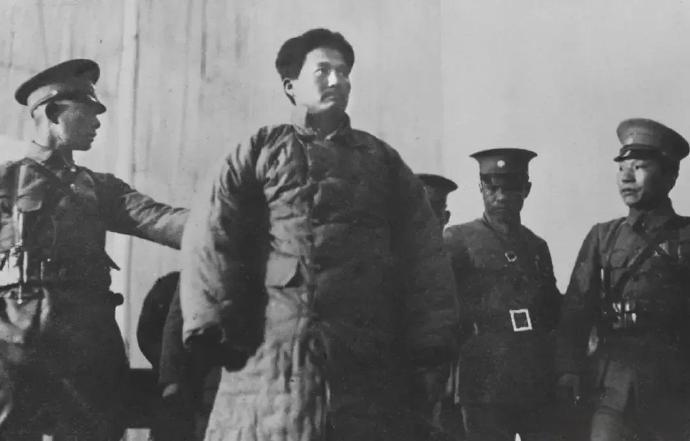 1935年2月7日，敌人将方志敏押至江西南昌豫章公园“示众”，现场给他拍下了这一