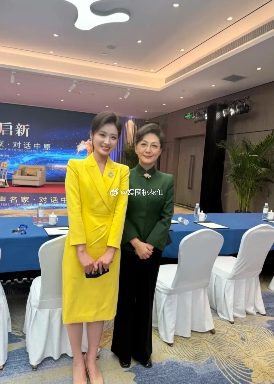 央视主持人海霞不愧是央视门面，气质颜值俱佳！身着墨绿色中式装温婉大气，主持字正腔