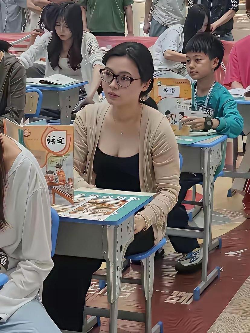 穿辣妹裙开四年级家长会成全场焦点，宝妈委屈：嫉妒我漂亮有错吗？孩子开家长会，