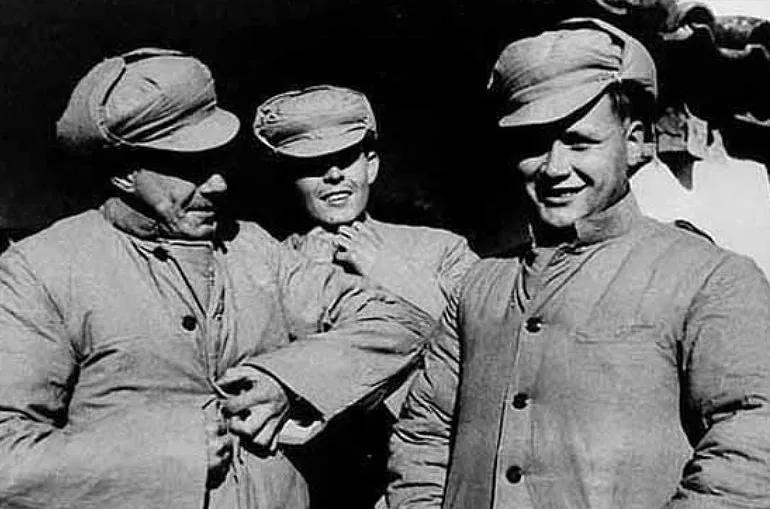 1951年朝鲜战场上，英军上尉霍克利沦为志愿军俘虏，在战俘营里关了两年。不料回国
