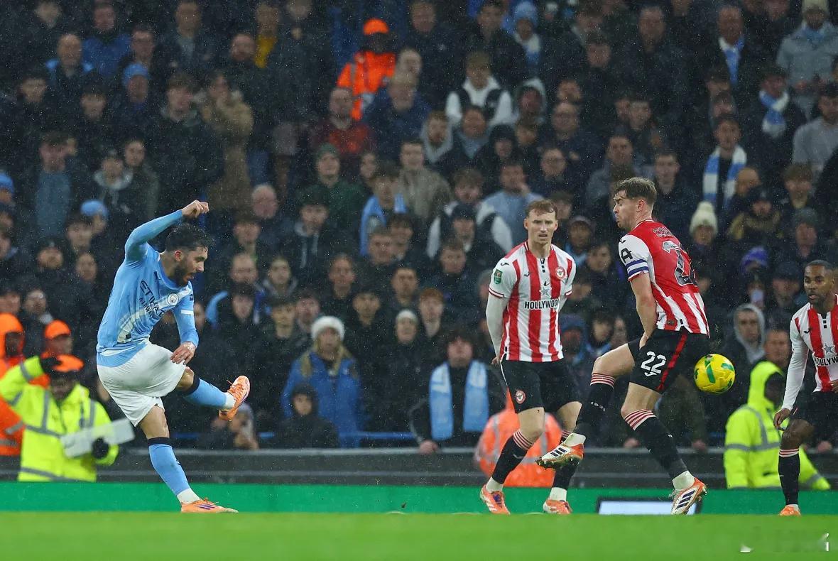 曼城2比0布伦特福德与上轮联赛首发相比，瓜迪奥拉轮换了7名队员，这显示了曼城的