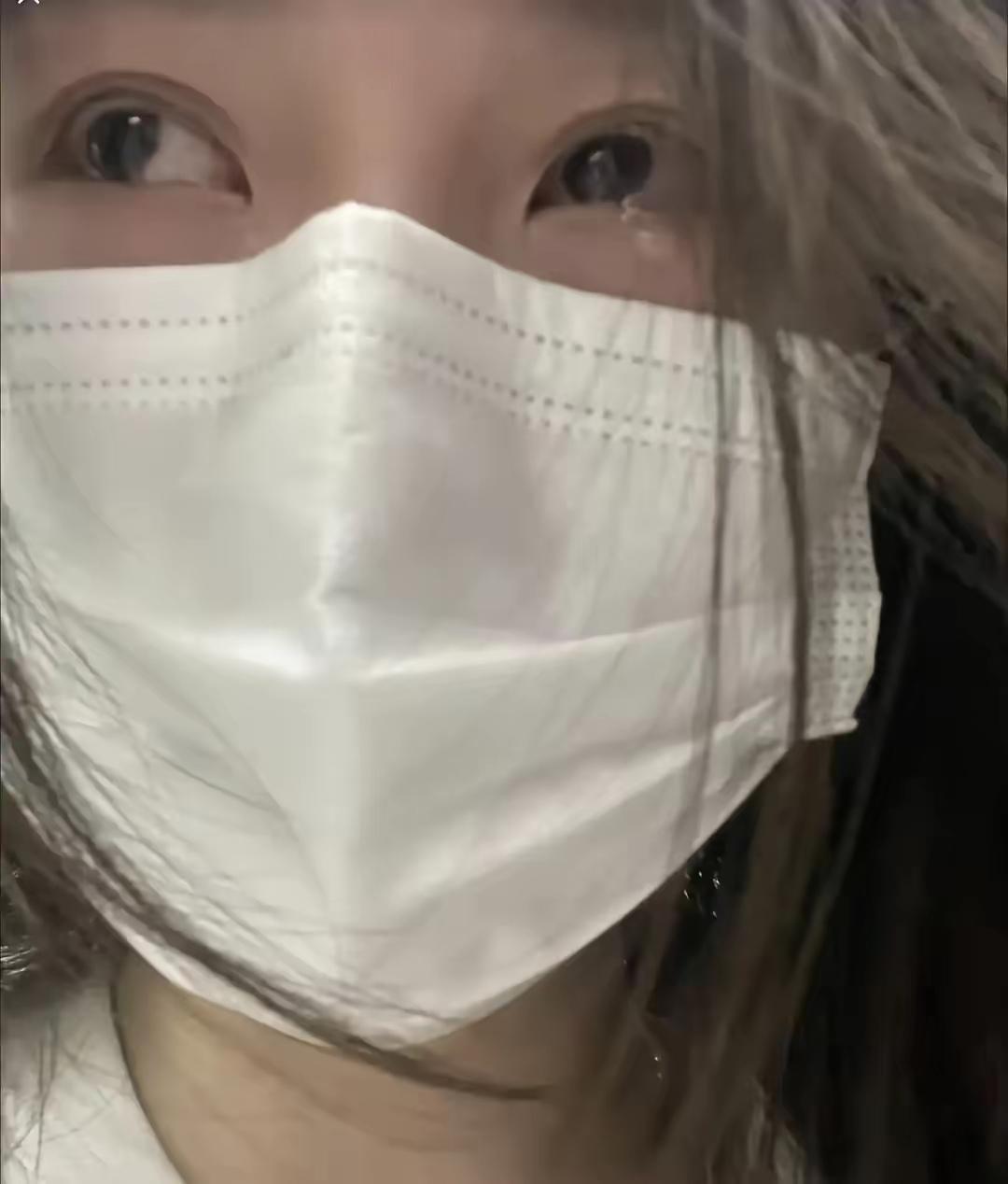 女孩把妈留下的房子攥得紧紧的，亲爸却想让她把房子过到继母刚满月的小弟弟名下。就一