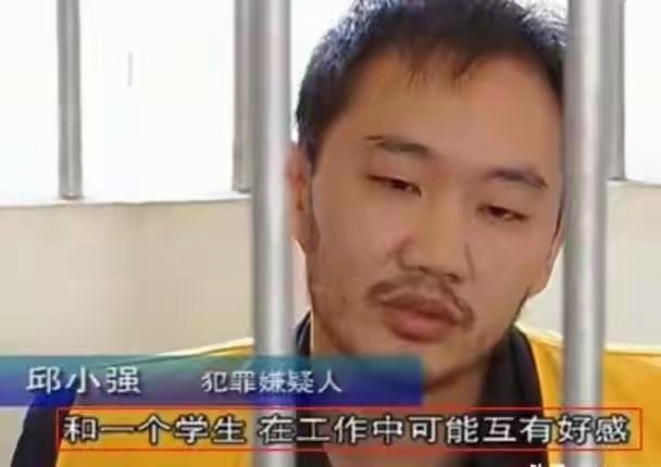 2003年9月11日晚，苏州的中秋夜，麻醉医生邱小强趁妻子顾苏洗澡之际，向她的咖