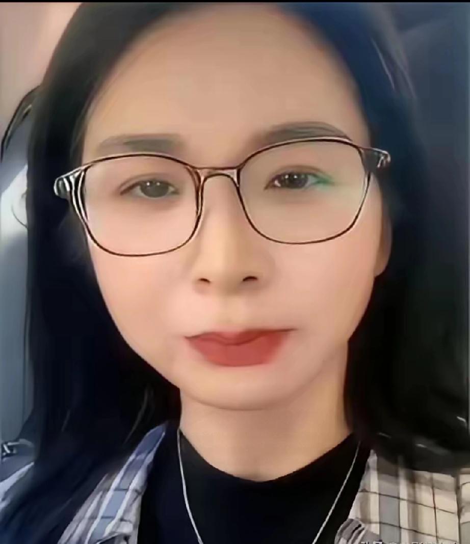 问崔丽丽的四个问题，看似尖锐，其实每个都在戳同一个点——证据链的合理性。先