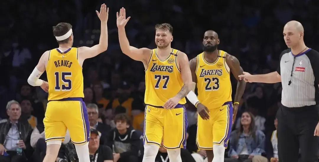 湖人把锅甩给老头，东子却先胖了湖人续约詹姆斯两年，1.04亿，还带否决权。