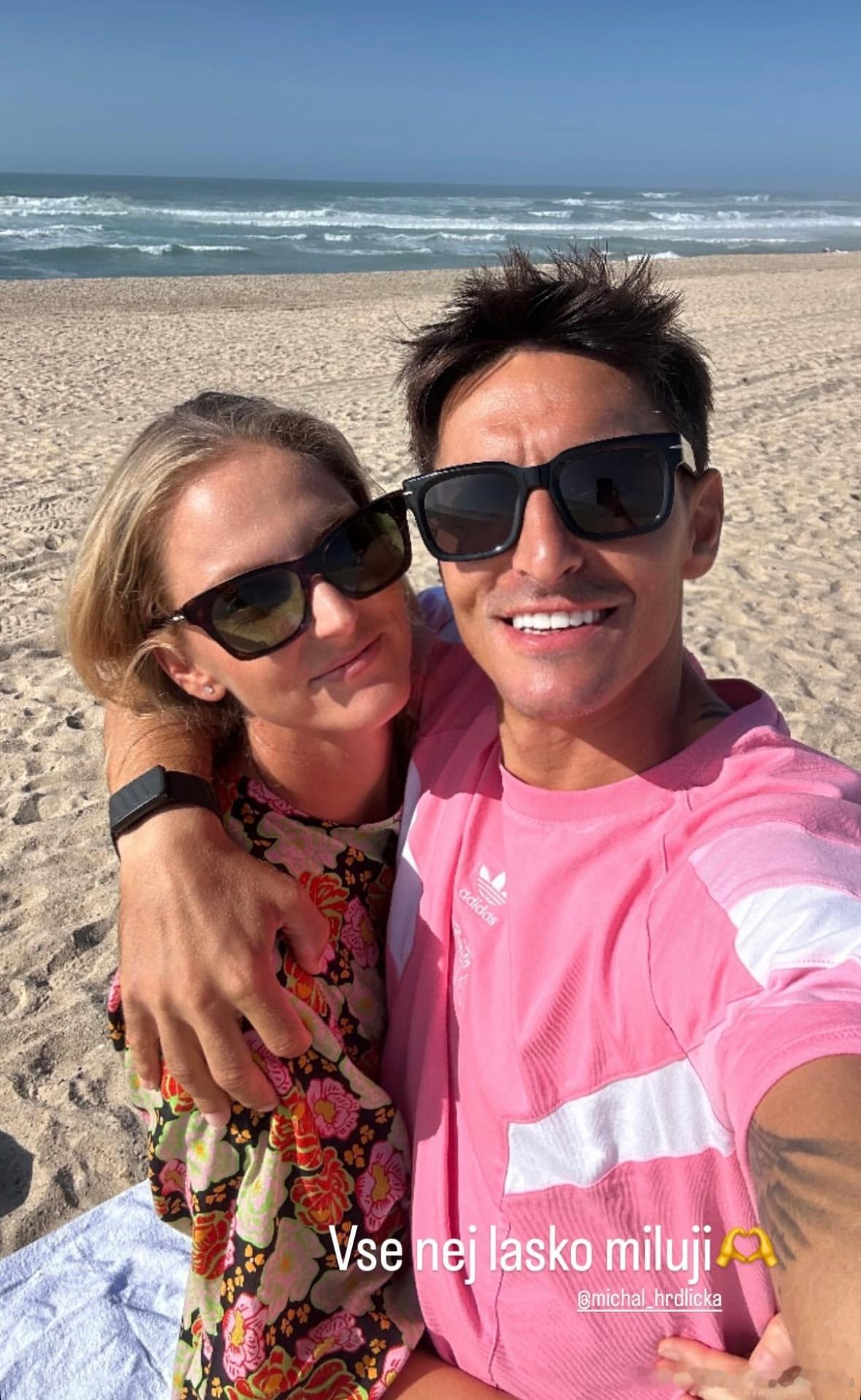 卡·普利斯科娃！晒出了和丈夫的海滩🏖️合照自拍！自己还在西班牙特内里费继续练球