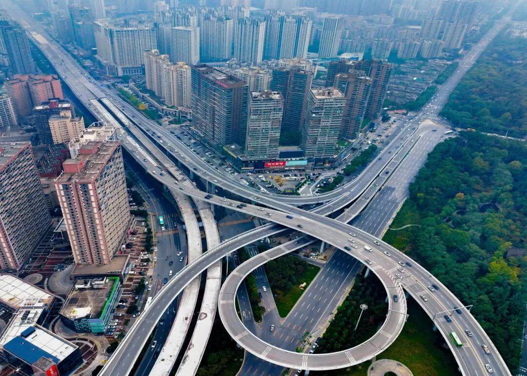 航拍施工进入尾声的西南二环立交改造工程，主线桥计划今年底通车，剩余匝道部分将于明