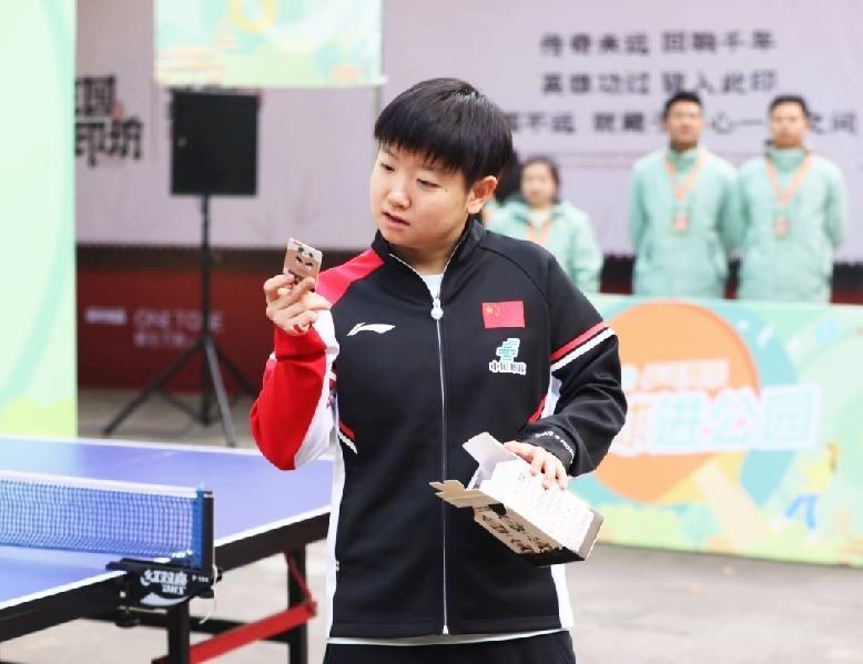 莎莎不愧是“团宠”，甜甜抽到的盲盒都送莎莎了，这个哥哥可真甜。国乒参加活