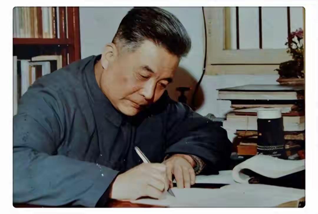 邓稼先,“两弹元勋”,为国家核事业奉献一生,却因核辐射早早离世。他与妻子许鹿希育