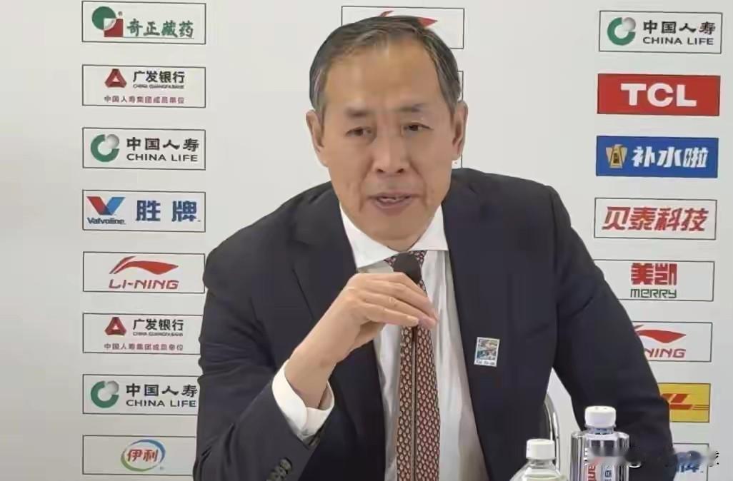 北京本赛季想夺冠，先别想换外援了，先换主教练许利民吧，理由如下：第一、 许利民