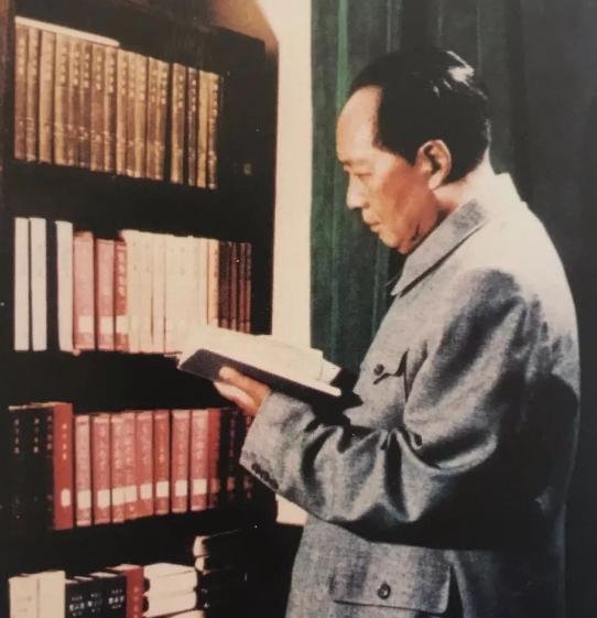 秦始皇比孔夫子伟大！1964年，毛主席会见外宾时直言：我赞成秦始皇，不赞成孔夫子