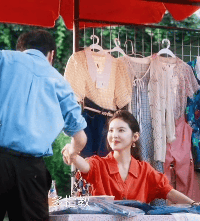 章若楠民国造型美我一大跳什么叫老天爷追着喂饭？就是别人穿旗袍要凹气质，她穿旗袍