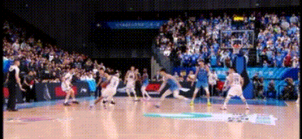 周琦真脏！仔细看，珀塞尔绝杀落地时，在最后不到5秒，珀塞尔接球摆脱曾凡博防守，杀