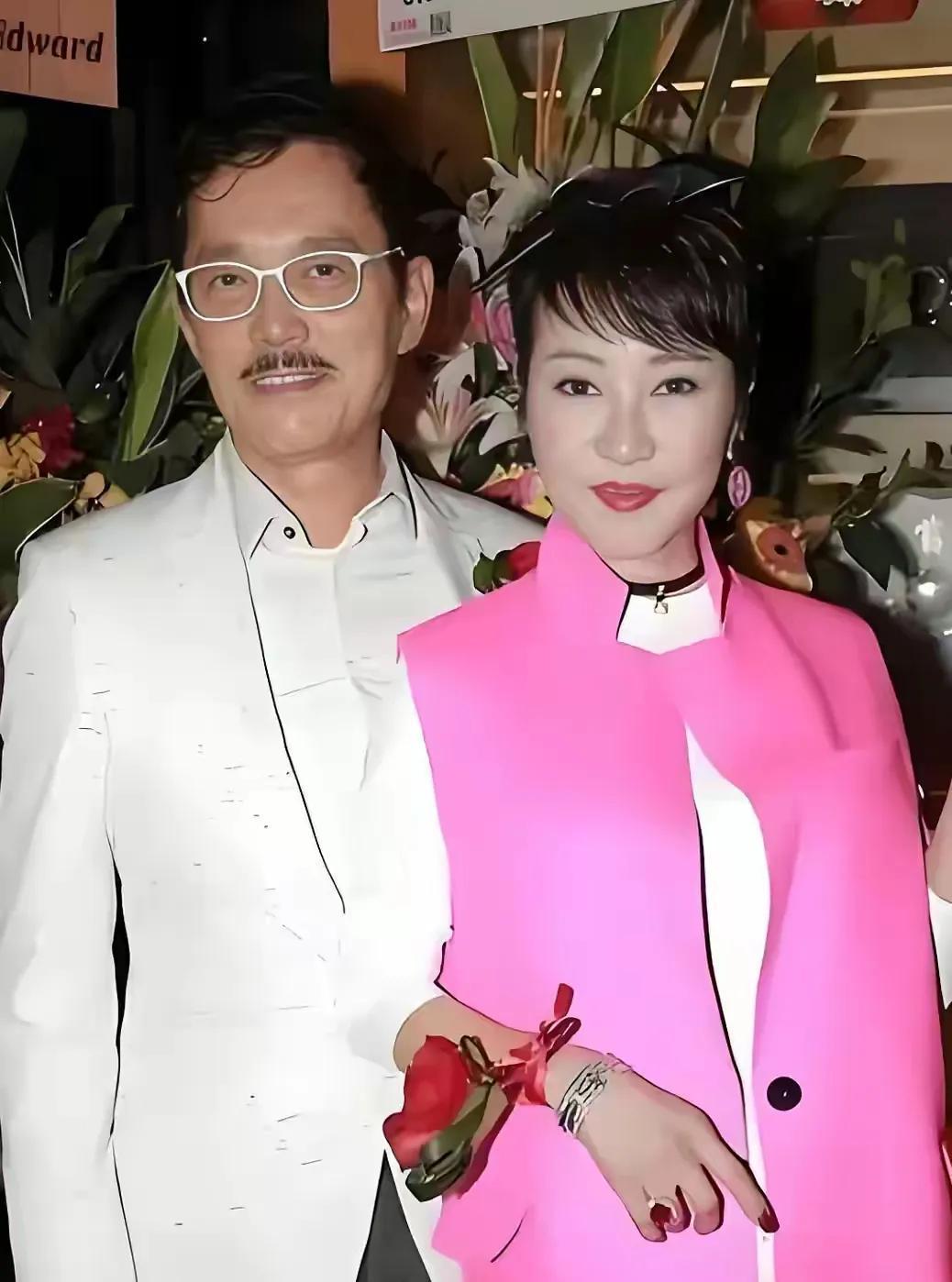 狄波拉这状态超赞，七十多岁的她比六十几岁的老公还年轻，爱自己的女人才有机会逆生长