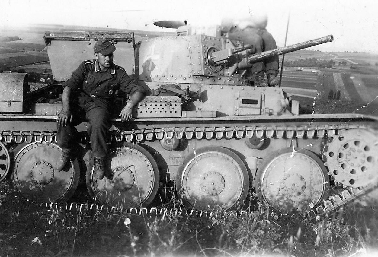 二战初期，一名德军士官依靠在一辆Pz.Kpfw.38(t)轻型坦克上拍照留念