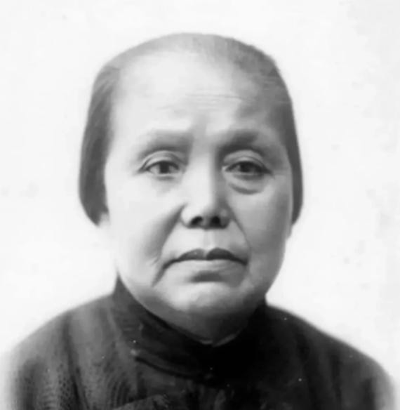 1915年，孙中山向发妻卢慕贞正式提出离婚，48岁的卢慕贞也不哭不闹，只是信中回