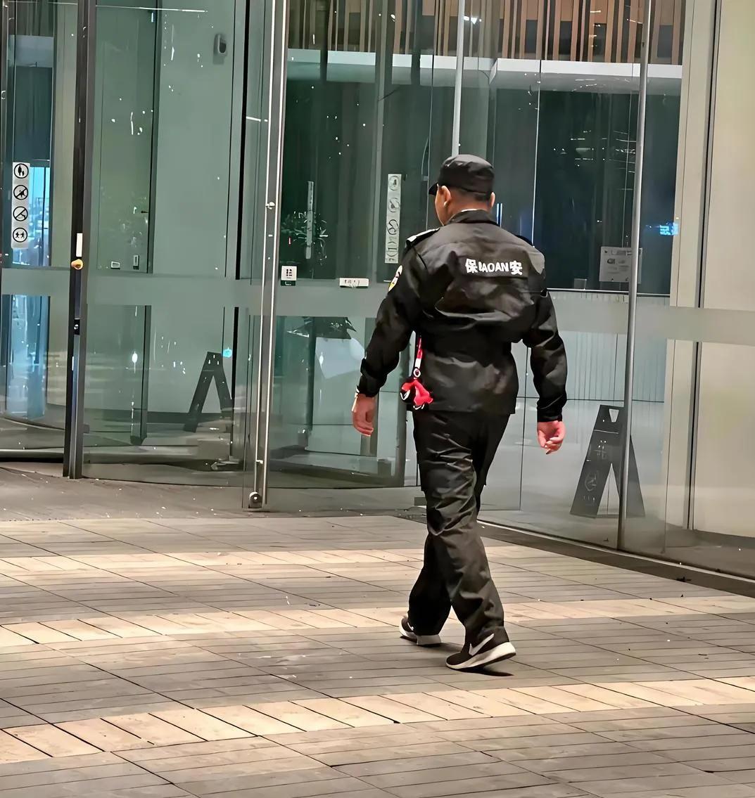 钱难赚，屎难吃，那是没被逼到份上。人要是不被逼到份上，什么都能干。老表去年