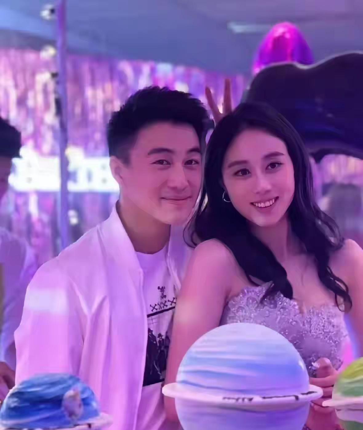 何猷君和妹妹何超欣，关系亲密是正常的，哥哥疼爱妹妹，无可非议。倒是妹妹何超