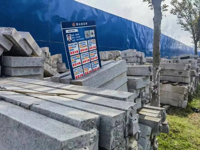 大量石材护栏“沉睡”南京七里河河堤下, 咋回事?