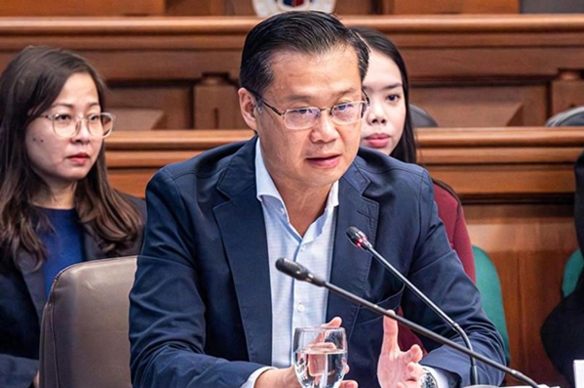 小马科斯要气得跳脚了！据菲律宾媒体10月11日报道，参议院议长加查利安公开宣