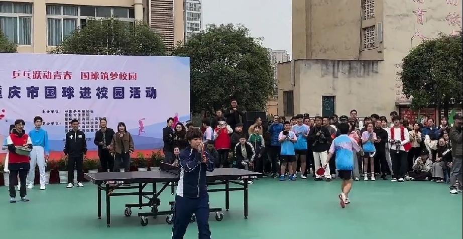 一个拍子，大迪哈哈完，莎莎接着哈哈。俩姐妹说不完的话。乒乓球走进校园，大迪先