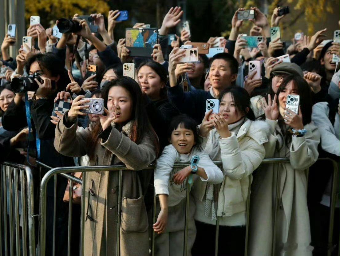 看看马克龙访问的时候，四川大学学生都用的什么手机拍照马克龙说此行只有一个遗憾