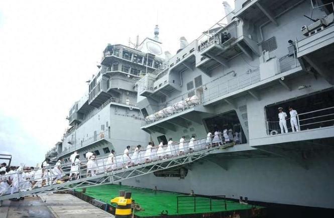 2025年军工圈的搞笑名场面被印度这艘航母直接焊死了，11月印度吹了十几年的首艘