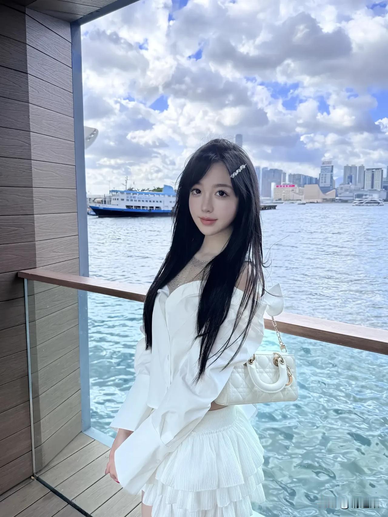 海天一色，少女漫步在海边，美不胜收！🌊👗💃