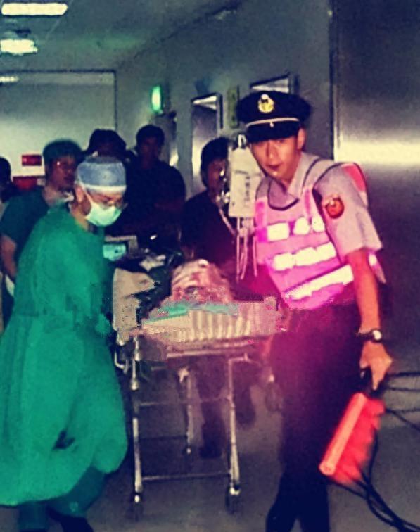 这是臭名昭著的大叛徒卓长仁执行死刑后，对他器官摘除时拍下的照片，1983年，卓长