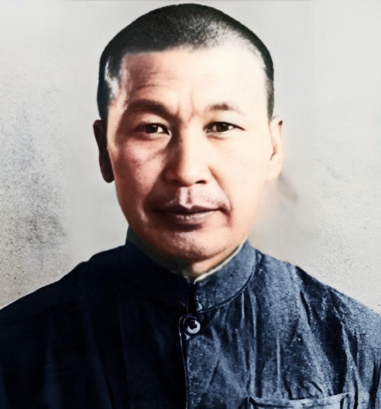 野兽拿着一根火箸，插进赵一曼的伤口中，边搅动边恶狠狠的盘问。于义臣清楚听到碎骨发