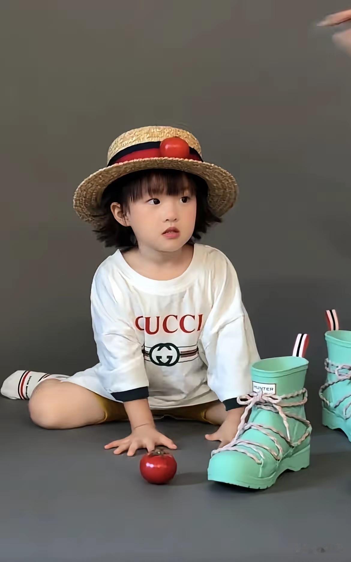 黄一鸣这回又要骄傲了吧！自从闪闪签约公司后，资源简直开挂。最新时尚大片上身古驰
