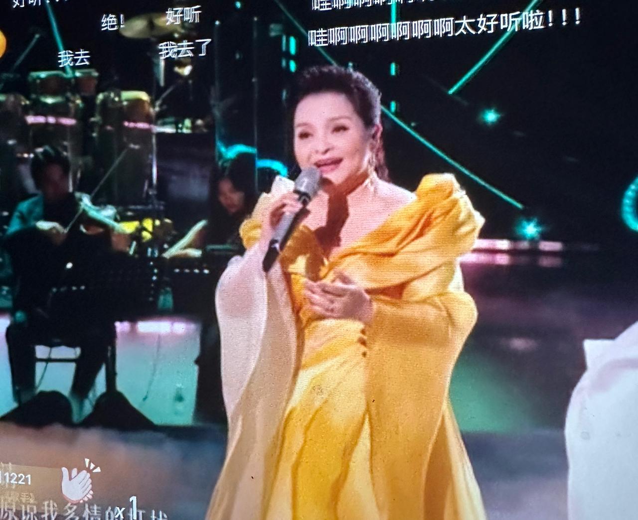 万妮达这组帮唱，搭档太强了反而有点尴尬。万妮达今晚的帮唱嘉宾吴碧霞，一开嗓就惊