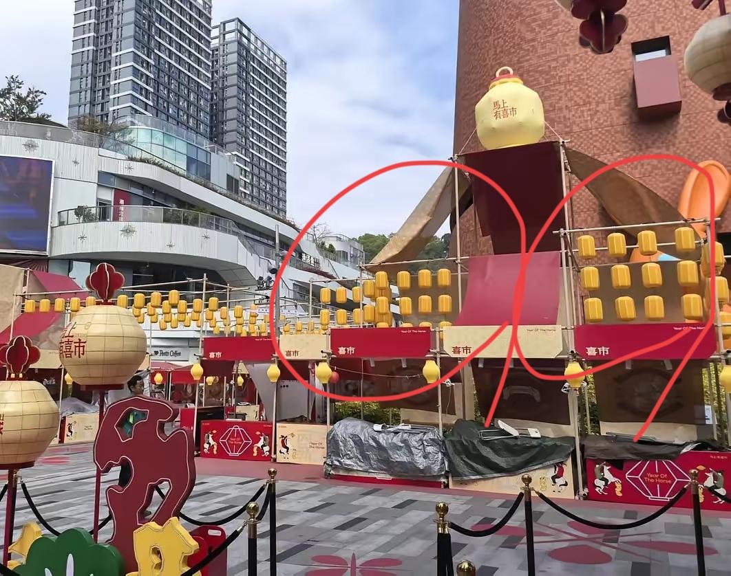 为什么今年出现挂黄灯笼呢？挂灯笼是我们的传统习俗，过年贴对联，挂灯笼都是选择