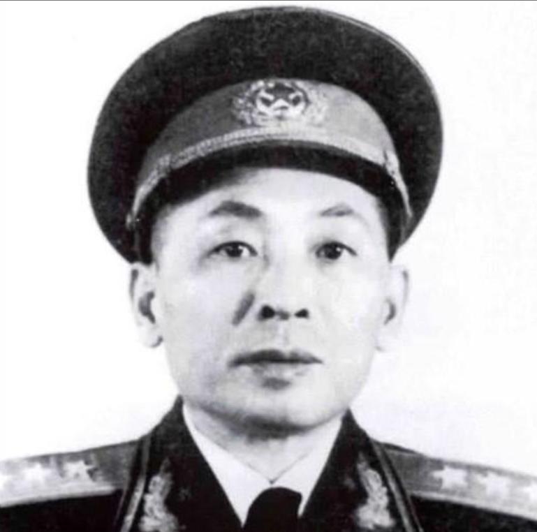 1980年海军司令员叶飞上将，突然心肌梗塞住进了医院。海军机关有同志到医院探望叶