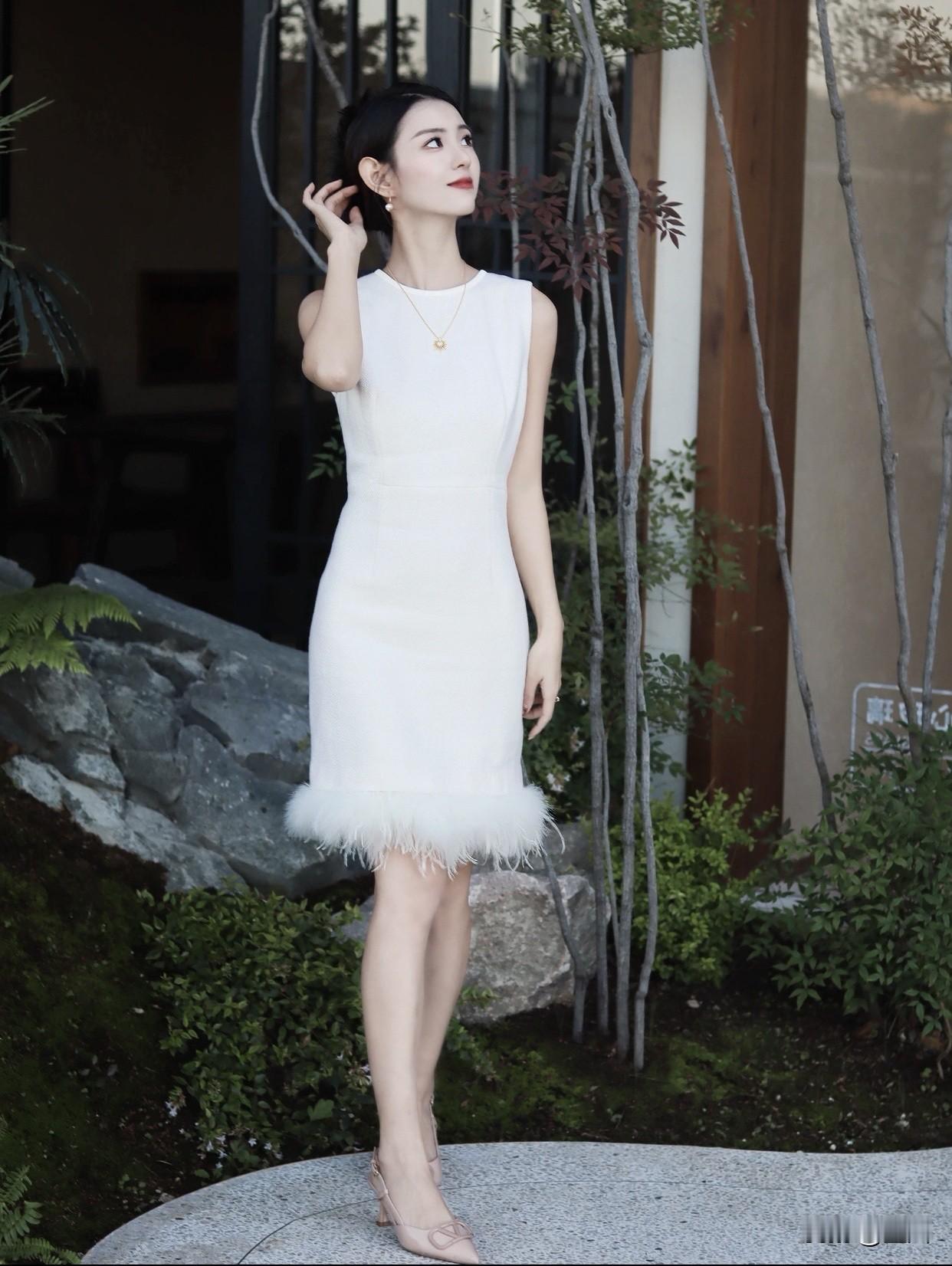 ·时尚穿搭，静坐岩石间，自然与时尚的完美融合。